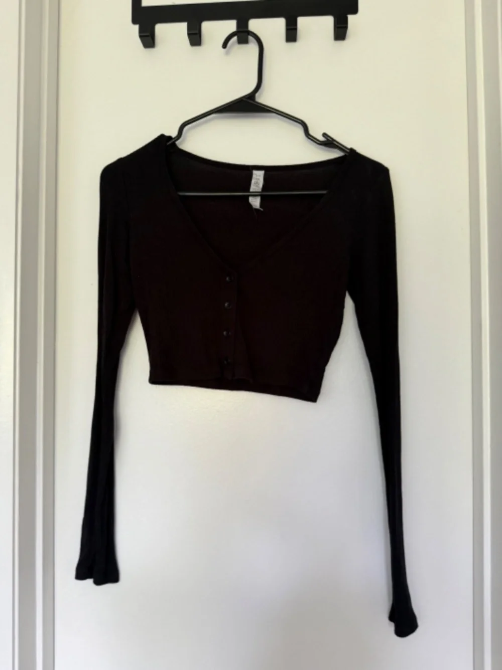 ALO YOGA Ribbed Cropped Whisper Cardigan Long Sleeve Button Crop Top Tee